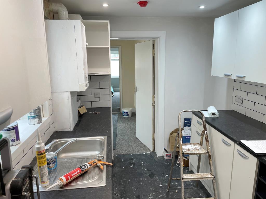 Lot: 19 - FREEHOLD HOUSE ARRANGED AS THREE FLATS IN CENTRAL WORTHING - Kitchen of ground floor flat